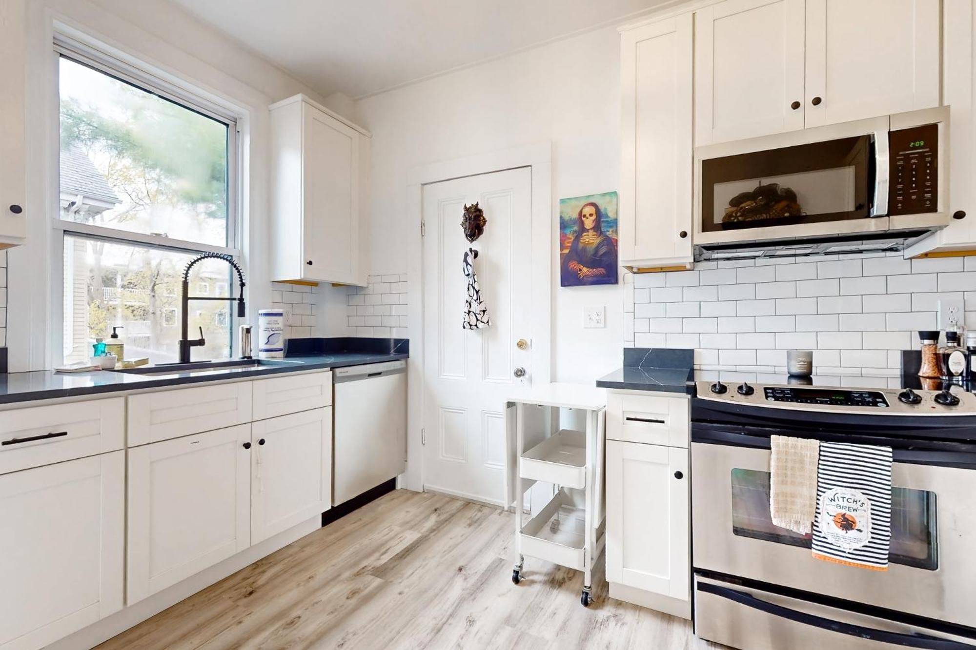 Witchy Modern Apartment Salem Exterior photo