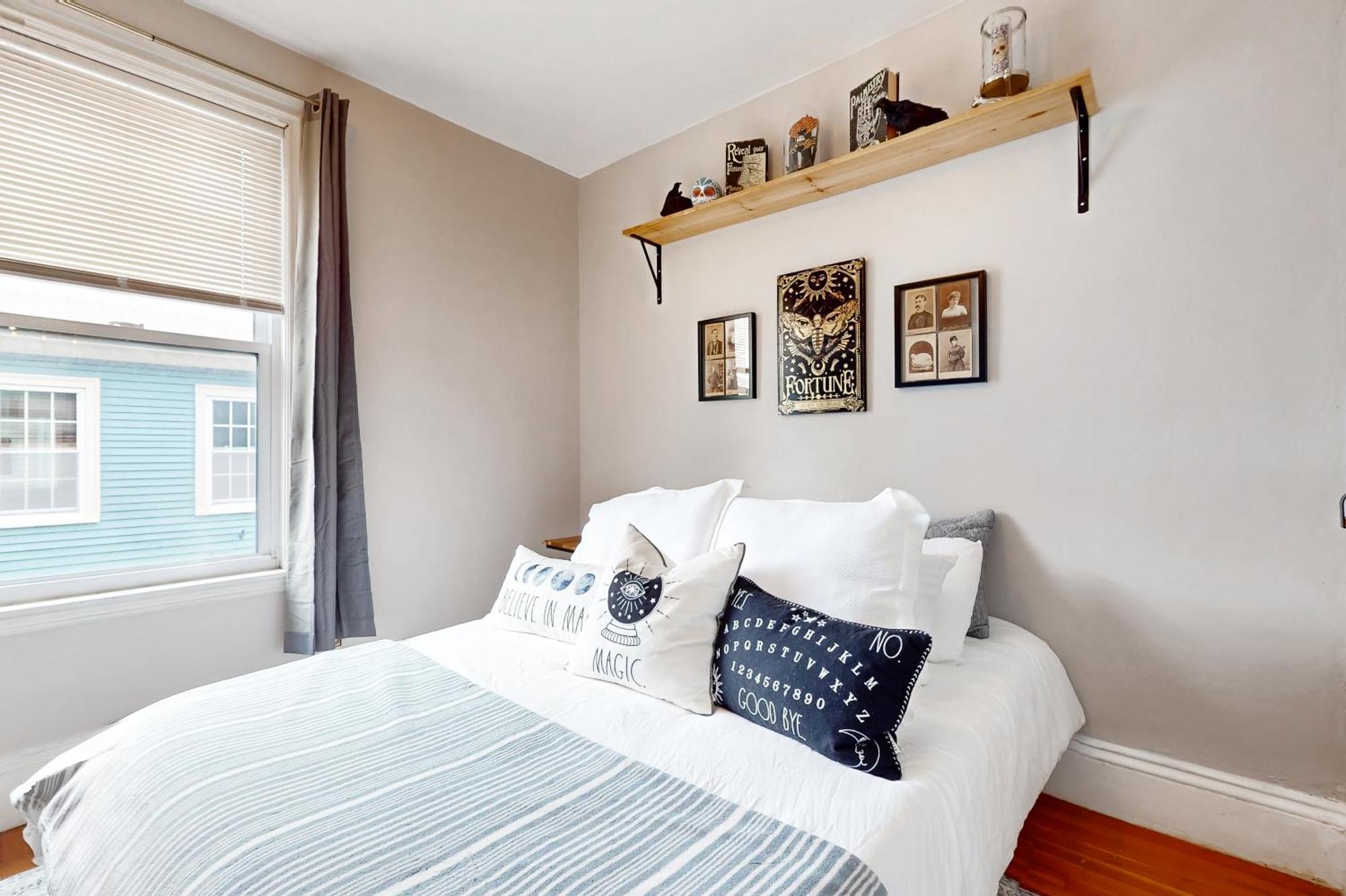 Witchy Modern Apartment Salem Exterior photo